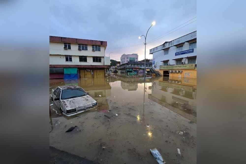 Keadaan banjir di sekitar kawasan Beaufort. Foto pengguna media sosial