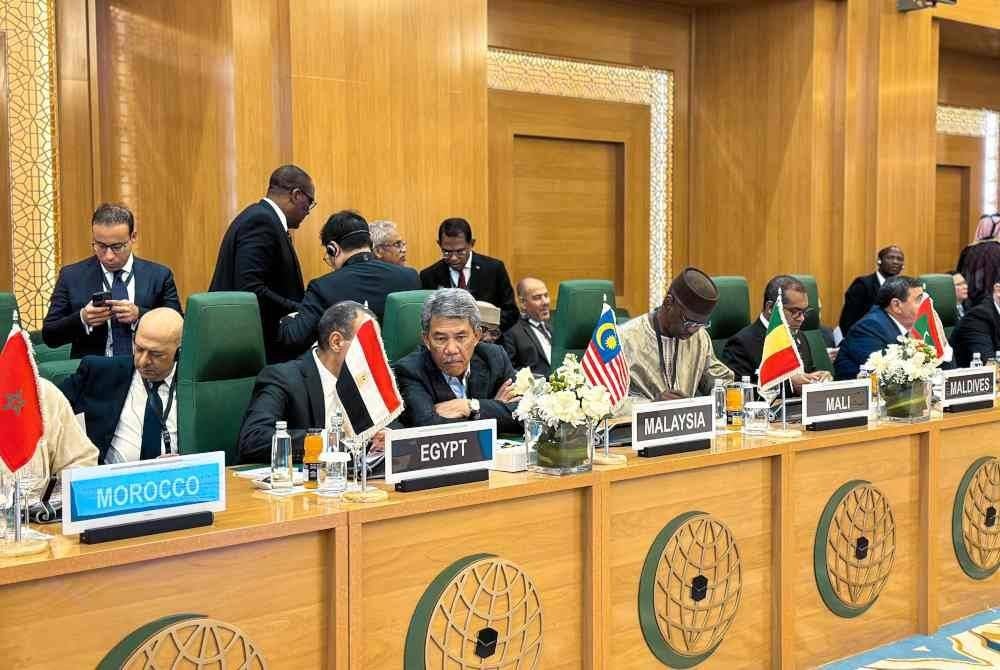 Mohamad (tiga, kiri) menghadiri mesyuarat pada Sesi Luar Biasa Majlis Menteri-Menteri Luar Pertubuhan Kerjasama Islam (OIC) pada Jumaat. Foto Bernama