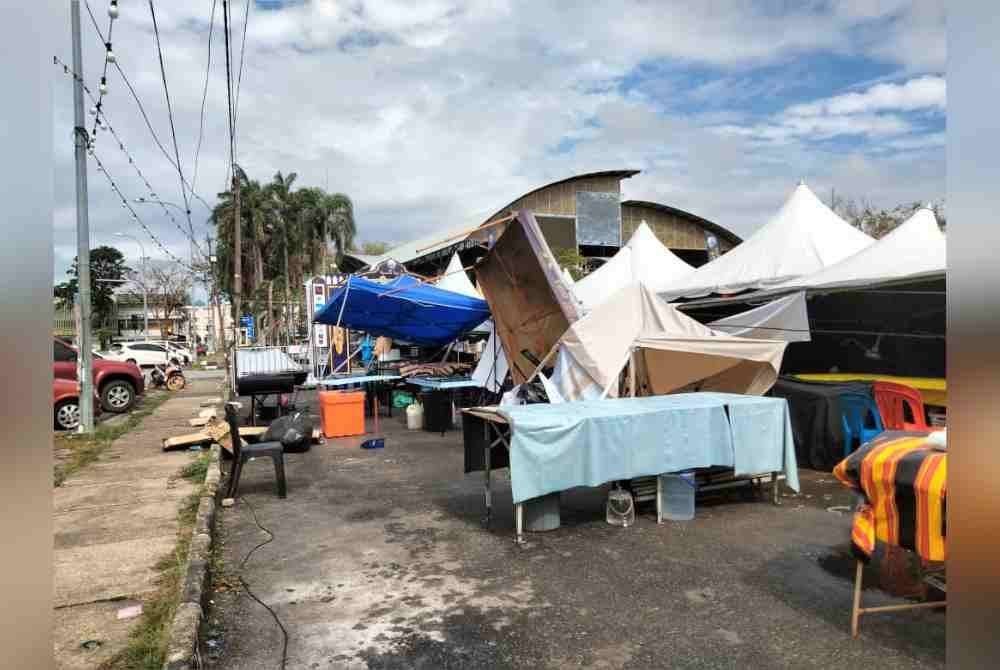 Sebahagian gerai di pekarangan Stadium Sultan Muhammad IV rosak dalam kejadian ribut awal pagi Sabtu