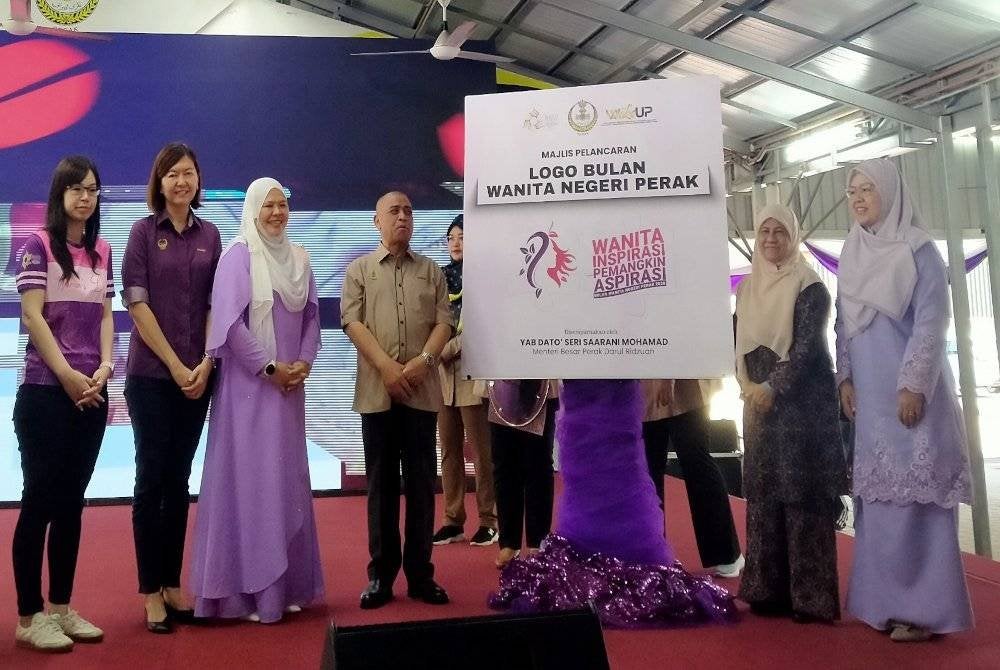 Saarani (empat dari kiri) ketika menyempurnakan Majlis Sambutan Hari Wanita Peringkat Negeri Perak di Laman Seri Ridzuan pada Sabtu.