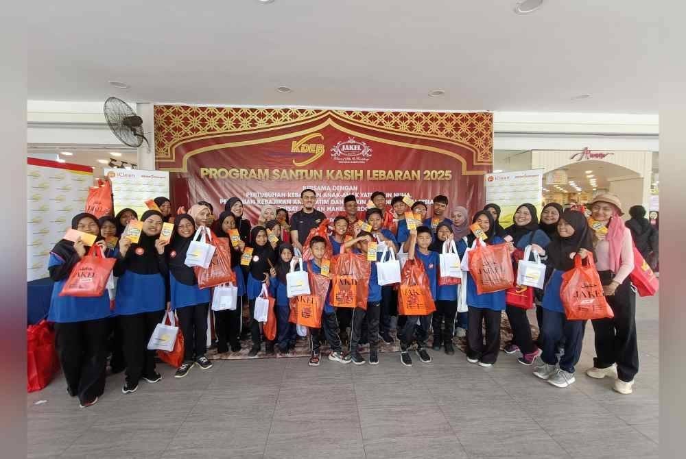 26 penghuni Pertubuhan Kebajikan Anak-Anak Yatim Ulin Nuha menerima duit raya dan baju raya baharu tajaan KDEBWM.