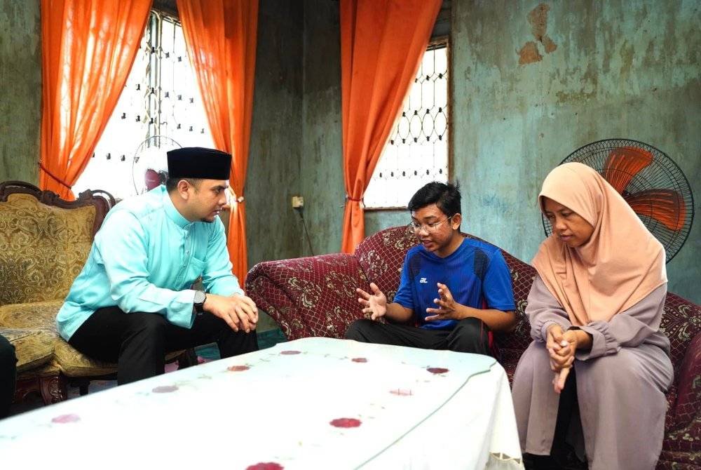 Ahmad Farhan mewakili Perdana Menteri menziarahi keluarga Abu Hanifah di Kampung Cherating Baru, Kuantan, Pahang. Foto FB Anwar Ibrahim