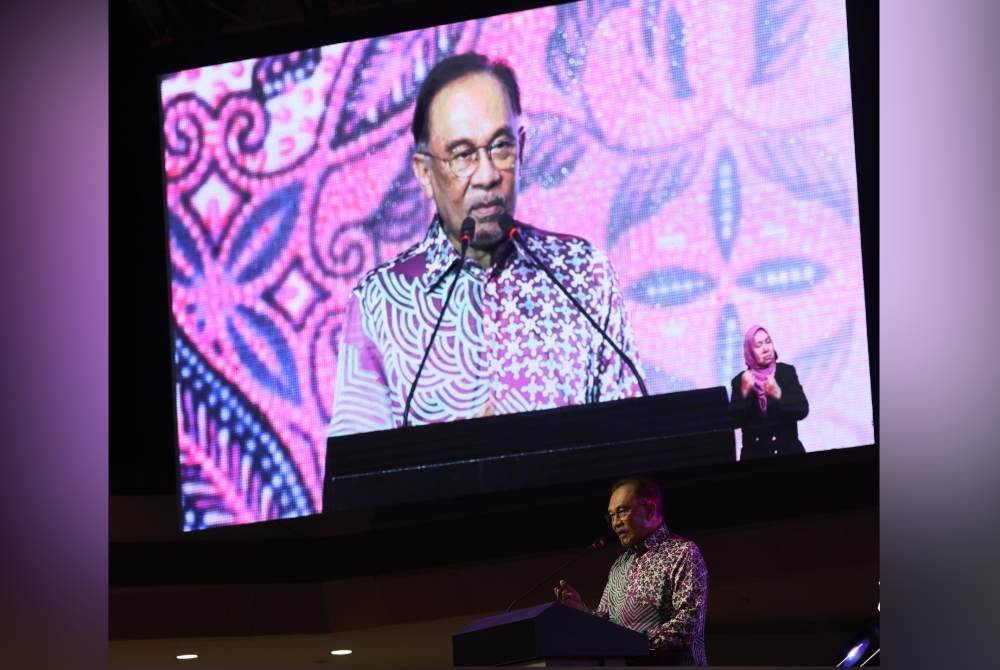Anwar ketika berucap pada Majlis Sambutan Hari Wanita Antarabangsa 2025 di Pusat Dagangan Dunia (WTC) di sini hari ini. Foto Bernama