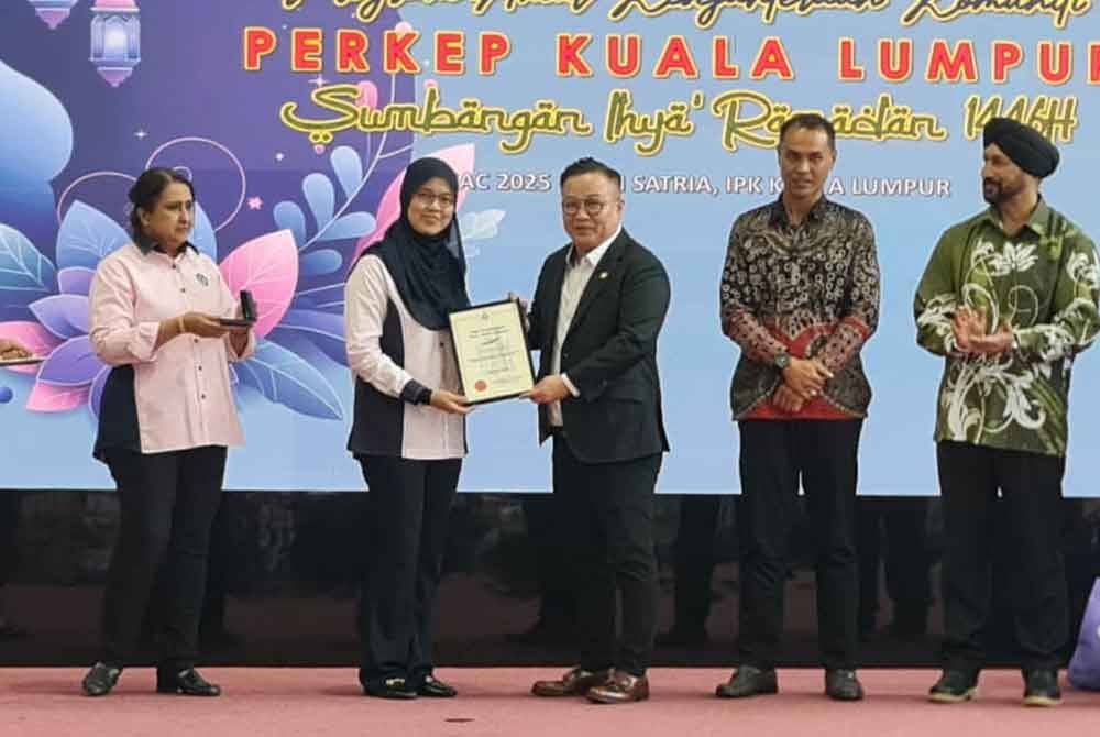 Naib Pengerusi Perkep Kuala Lumpur, Datin Suriyanti Esa menyerahkan sijil penghargaan kepada Pengurus Pusat Pakaian Hari-Hari, Mike Yee.