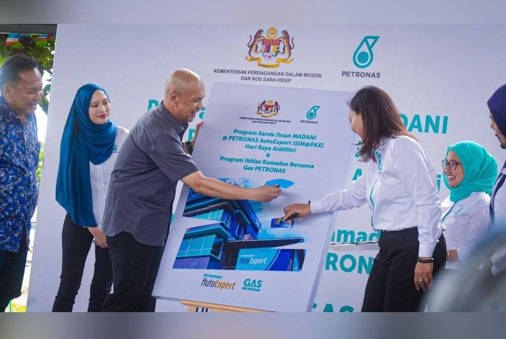 Armizan menyempurnakan program SIM@PAX Hari Raya Aidilfitri Serta Ikhlas Ramadan Bersama Gas Petronas di Dewan Terbuka Tapak Tamu Mingguan Papar.