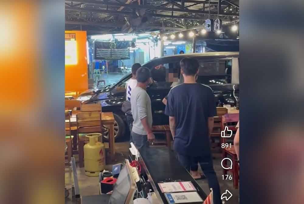 MPV dipandu lelaki warga Singapura terbabas ke dalam restoran Ad Mookata di Jalan Dato Abdullah Tahir, Johor Bahru, Rabu lalu.