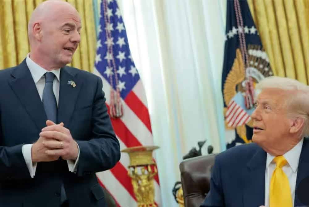 Trump (kanan) dan Infantino di Rumah Putih.