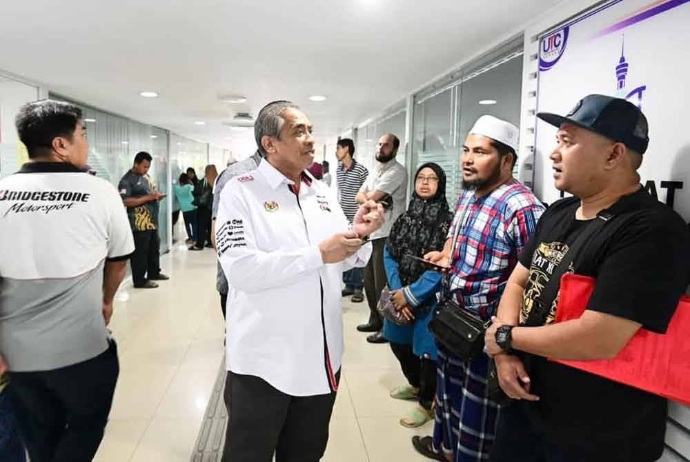 Shamsul Azri menemui pengunjung bagi mendengar sendiri masalah mereka ketika berurusan di UTC Kuantan. Foto Shamsul Azri Abu Bakar