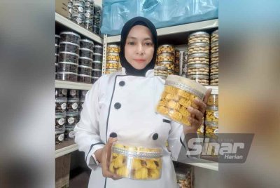 Noor Azlina menunjukkan beberapa jenis biskut raya yang dihasilkan untuk pelanggan.