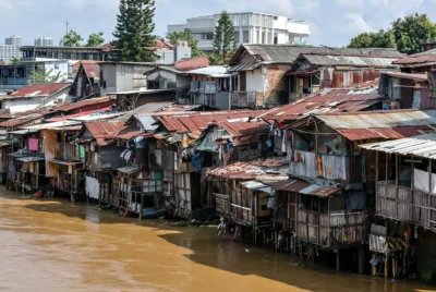 Penempatan haram dikatakan menjadi penyumbang pemendapan kelodak di dasar sungai yang menyebabkan banjir di Jakarta. Foto Agensi/AFP