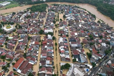 Kebanyakan penduduk yang terkesan kejadian banjir berulang tersebut menzahirkan rasa kesal kerana masalah itu gagal ditangani pemerintah hingga kini. Foto Agensi/AFP