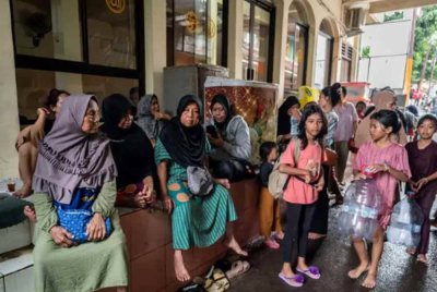 Penduduk ditempatkan di pusat pemindahan sementara di Mushola Jamiatul Khair, Pejaten Timur, Jakarta.