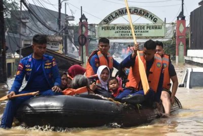 Pasukan penyelamat terlibat operasi pemindahan penduduk di Kompleks Perumahan Pondok Gede Permai di Bekasi. Foto Agensi/AFP