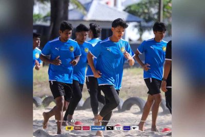 Para pemain negara sedang menjalani latihan di Kuala Terengganu. FOTO: FAM