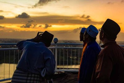 Para petugas melakukan cerapan anak bulan Ramadan 1446H pada petang Jumaat, 28 Februari lalu. - Gambar hiasan