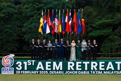 Tengku Zafrul (enam dari kiri) bersama delegasi dari negara ASEAN sempena Permukiman AEM ke-31 di Desaru, Johor pada 28 Februari lalu.