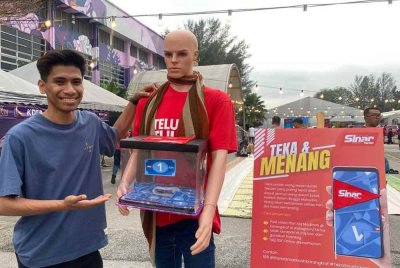 Hazwan menunjukkan kotak Peraduan Teka dan Menang Duit Raya yang memberikan peluang kepada peserta program Iftar Ala Madinah @Karangkraf untuk memenangi wang tunai.