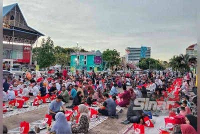 Orang ramai pelbagai peringkat umur menyertai program Jelajah Iftar Sinar Mydin 2025 yang kali kedua diadakan di Melaka.