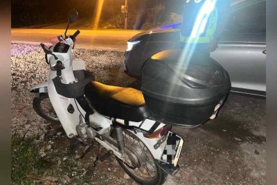Seorang anggota polis cedera selepas motosikal yang ditungganginya terbabas ketika cuba mengelak anjing. Foto IPD Kluang