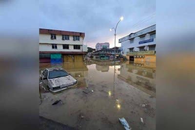 Keadaan banjir di sekitar kawasan Beaufort. Foto pengguna media sosial