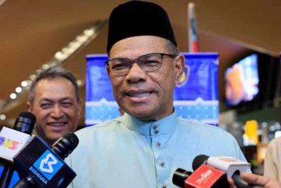 Saifuddin Nasution bercakap kepada pemberita semasa hadir pada Program Nilai-Nilai Murni Ihya' Ramadan di KLIA Terminal 1. Foto Bernama