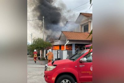 Tujuh unit rumah teres dua tingkat di Taman Alam Perdana, Chukai, Kemaman terbakar. Foto orang awam
