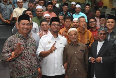 Zulkifli (dua dari kiri) ketika hadir menyempurnakan majlis Multaqa Imam dan Guru Takmir Terengganu di Hospital Sultan Zainal Abidin (HoSZA) di Kuala Nerus pada Sabtu.