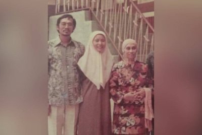 Anwar (kiri) sempat mengongsikan gambar kenangan beliau bersama ibunya (kanan) dan Wan Azizah (tengah) sempena Sambutan Hari Wanita Antarabangsa 2025.