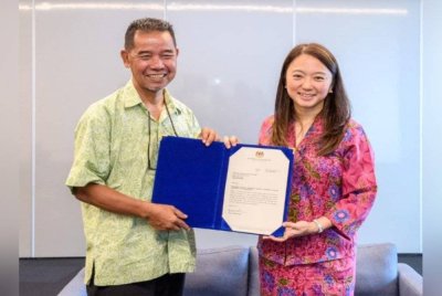 Ahmad Shapawi hari ini diumum secara rasmi sebagai Pengerusi YAKEB berkuat kuasa hari ini. Foto Facebook KBS