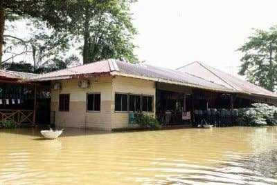 Seramai 420 orang daripada 121 keluarga dipindahkan di dua PPS Beaufort, manakala 102 orang daripada 33 keluarga di satu PPS di Membakut. Foto hiasan