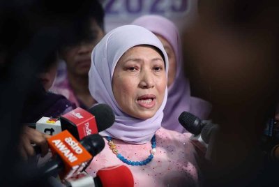 Nancy Shukri bercakap pada sidang media selepas Majlis Sambutan Hari Wanita Antarabangsa 2025 di Dewan Merdeka Pusat Dagangan Dunia (WTC) hari ini. - Foto Bernama