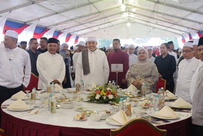 Ahmad Zahid (tengah) ketika Majlis Santunan Kasih Ramadan anjuran KKDW bersama FELCRA di Kampung Kuala Akob pada Sabtu.