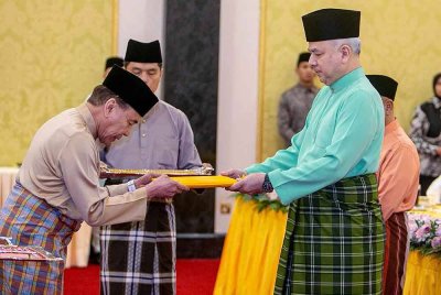Sultan Nazrin Shah berkenan mengurniakan zakat perniagaan berjumlah RM3,064,237.08 kepada Mohd Annuar ketika baginda berangkat ke Majlis Penyerahan Zakat dan Majlis Iftar di Istana Iskandariah malam ini. Foto Bernama