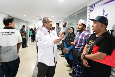 Shamsul Azri menemui pengunjung bagi mendengar sendiri masalah mereka ketika berurusan di UTC Kuantan. Foto Shamsul Azri Abu Bakar