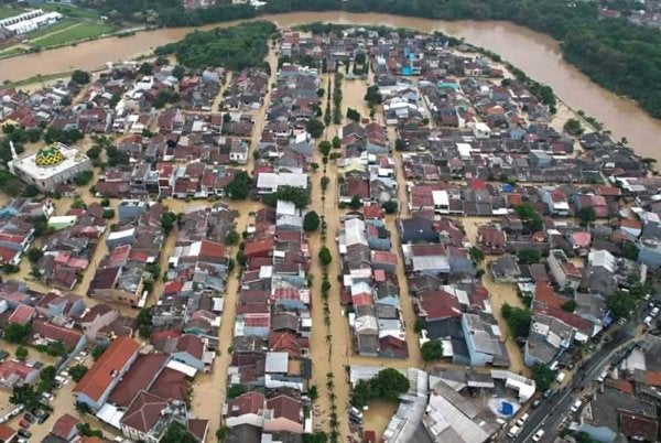 Kebanyakan penduduk yang terkesan kejadian banjir berulang tersebut menzahirkan rasa kesal kerana masalah itu gagal ditangani pemerintah hingga kini. Foto Agensi/AFP