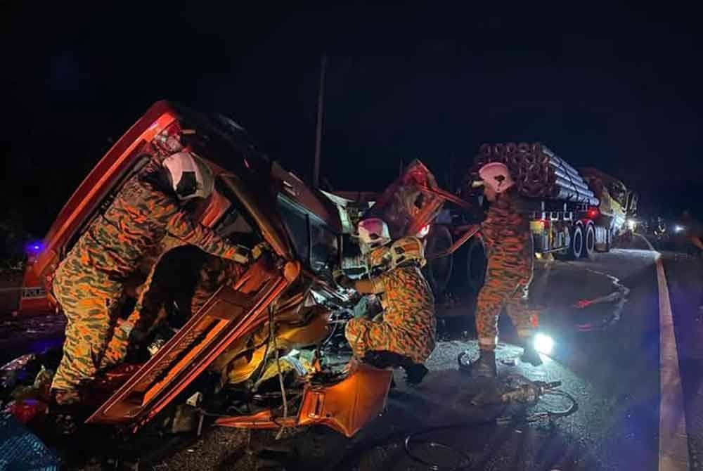 Anggota bomba cuba menyelamatkan mangsa yang tersepit. - Foto BBP Kota Tinggi