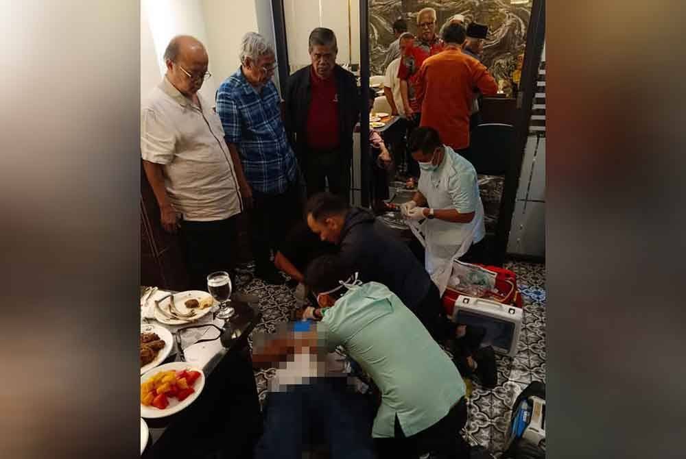 Allahyarham rebah sebaik sampai tempat duduk di majlis berbuka alumni Harakah. Foto Facebook Redhuan D Oon