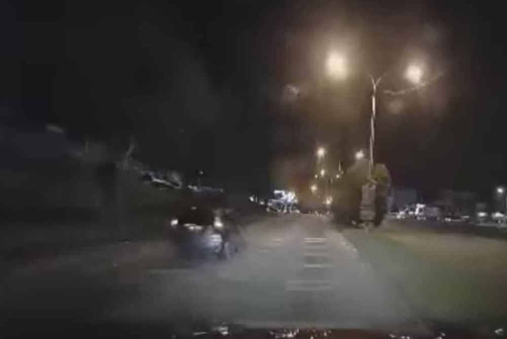 Rakaman dashcam papar kereta Honda Jazz dipandu laju ketika lampu isyarat sudah berkelip kuning mahu bertukar merah.