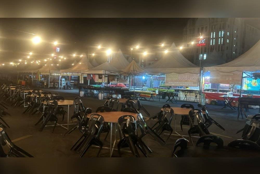 Keadaan bazar Ramadan yang sudah dibaik pulih awal pagi Ahad selepas dilanda ribut dan hujan lebat.