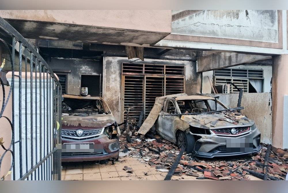 Keadaan dua kereta milik Ahmad Zul Wafi yang hangus dalam kebakaran itu.
