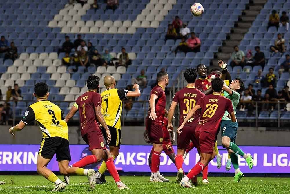 Aksi pemain pasukan Perak FC dan pemain Negeri Sembilan FC pada perlawanan Liga Super Musim 2025/2026 di Stadium Majlis Perbandaran Manjung pada Sabtu. Foto Bernama