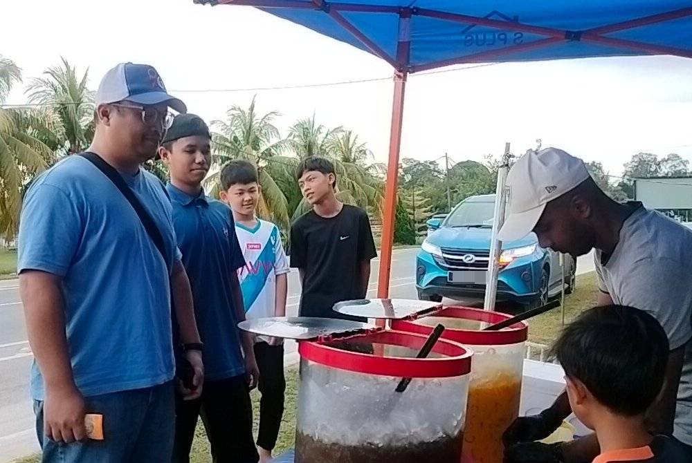 Gopi tidak menang tangan melayani pelanggan yang tidak putus- putus ke gerainya.