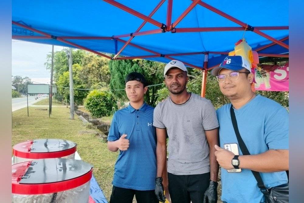 Zafarullah (kanan) sanggup datang dari Gelang Patah untuk bergambar dengan Gopi selepas kisahnya menjual air balang tular di media sosial.