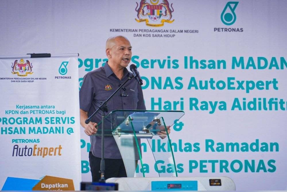 Armizan berucap selepas menyempurnakan program SIM@PAX Hari Raya Aidilfitri Serta Ikhlas Ramadan Bersama Gas Petronas di Dewan Terbuka Tapak Tamu Mingguan Papar pada Sabtu.