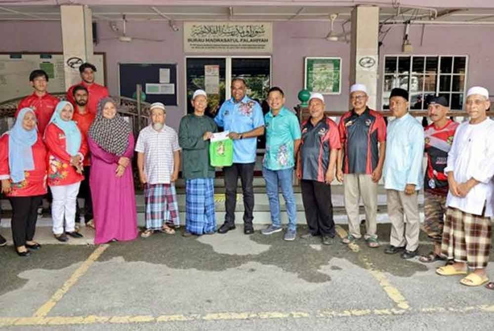 Ramanan (enam dari kiri) menyampaikan sumbangan gaji dan elaun beliau kepada kebajikan rumah ibadat termasuklah Surau Madrasatul Falahiyah di sekitar Parlimen Sungai Buloh hari ini.