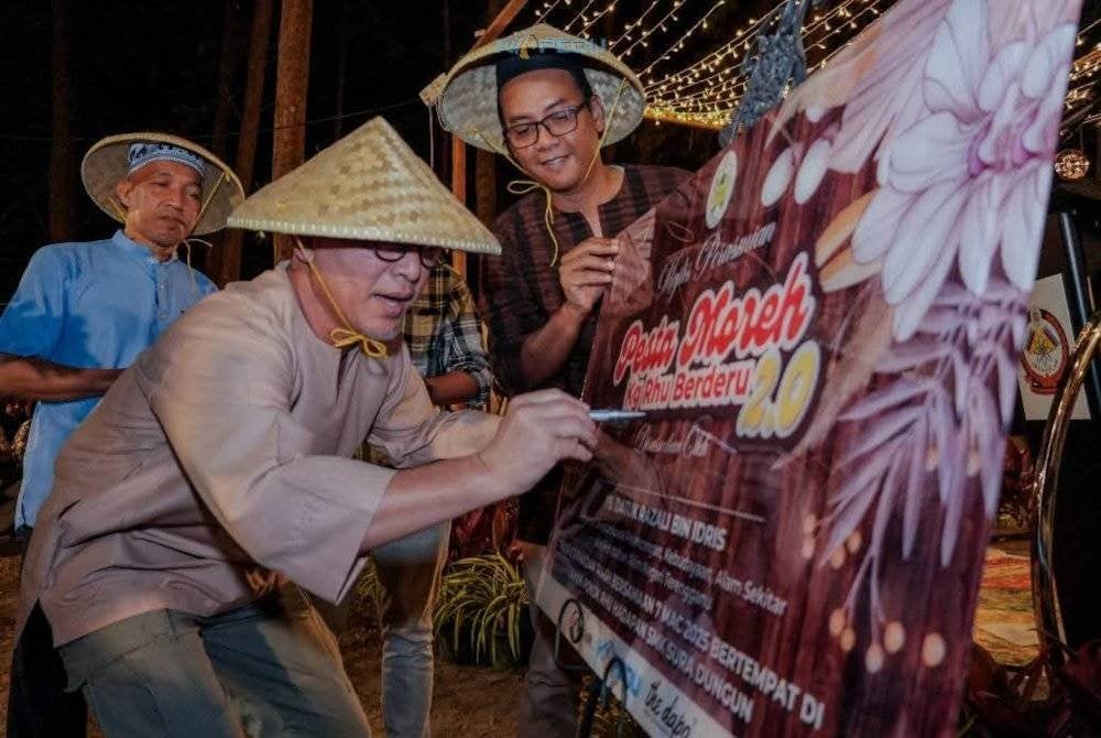 Razali (tengah) turut menyempurnakan Majlis Perasmian Pesta Moreh Kampung Rhu Bederu 2.0