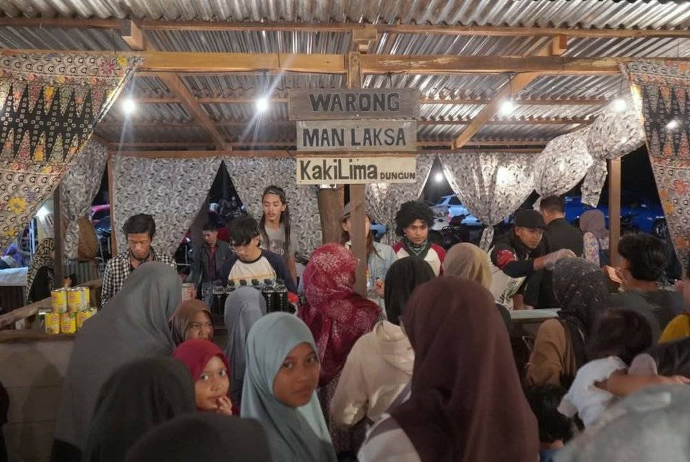 Suasana pesta moreh yang diinspirasikan melalui filem-filem pengarah Allahyarham Mamat Khalid an