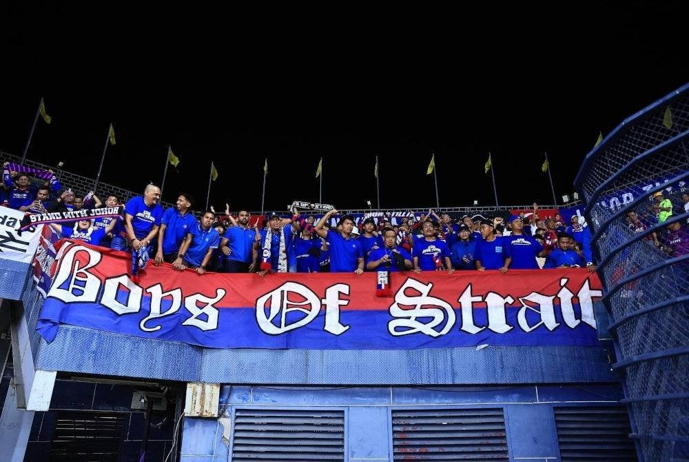 Kelab penyokong BOS memberikan sokongan padu kepada JDT ketika aksi pertama pusingan 16 di Stadium Chang, 4 Mac lalu.