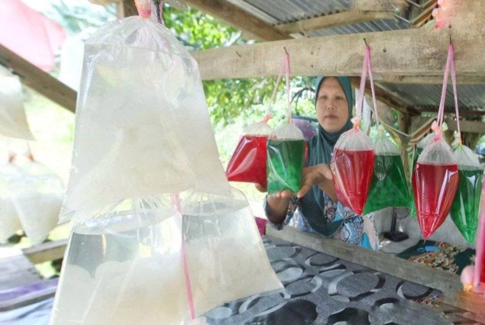 Isi buah kabung dijual pada harga RM6 hingga RM10 sebungkus, bergantung kepada beratnya. Foto Ihsan pembaca