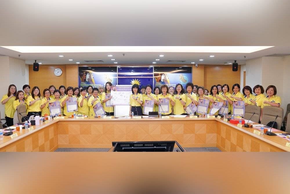 You Fong (tengah, kanan) ketika majlis menandatangani petisyen pada Sabtu. Kredit Facebook Wanita MCA.